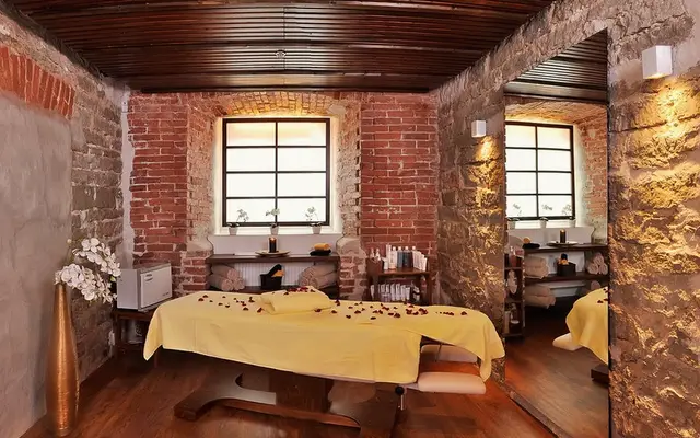 Tuğla duvarlı, gül yapraklı masaj odası — Tünel, Masaj Salonun