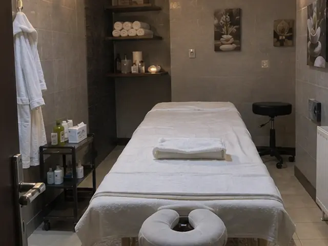 Raflarında havlu duran, bornozlu masaj odası — Tünel, Masaj Salonun